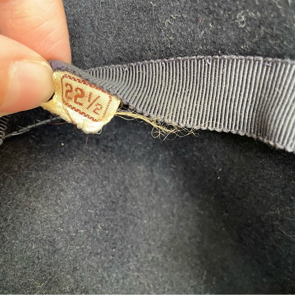 VINTAGE MATHILDE BY C&R BLACK FELT DANGLES PAGEBOY MODERN 70s 80s FANCY HAT - Picture 15 of 15